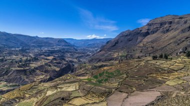 Urubamba Nehri gorge Peru Andes eteklerinde tarım teraslarının.