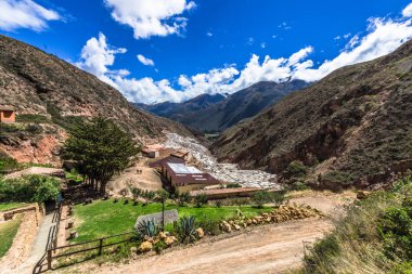 Salinas de maraş tuz madenleri beyaz teraslarında belgili tanımlık Andes dağ dik yamaçlarında yer alan.
