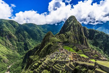 İn Antik Inca şehir, Machu Picchu Harabeleri güzel Urubamba Nehri çalkantılı sular And Dağları'nın yamaçlarında yer almaktadır.