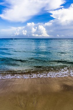 Küba Sahil üzerinde Karayip Denizi Ufukta fırtına bulutları toplanıyor.