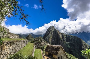 İn Antik Inca şehir, Machu Picchu Harabeleri güzel Urubamba Nehri çalkantılı sular And Dağları'nın yamaçlarında yer almaktadır.