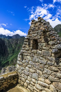 İn Antik Inca şehir, Machu Picchu Harabeleri güzel Urubamba Nehri çalkantılı sular And Dağları'nın yamaçlarında yer almaktadır.