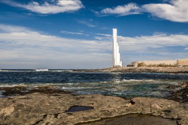 Tenerife adanın batı kıyısında büyük bir beyaz modern deniz feneri Atlantik okyanusunda gemilerin sinyalleri verir.