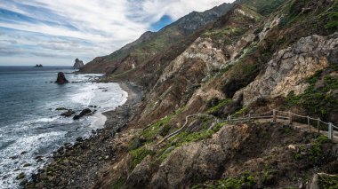 Tenerife adasında Atlantik Okyanusu kayalık sahil köpük sörf tarafından yıkanır küçük koylar, girintili olduğunu.
