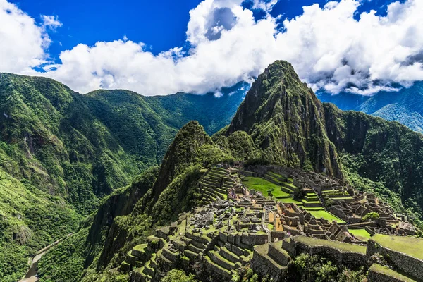 Las Ruinas Antigua Ciudad Inca Machu Picchu Están Bellamente Ubicadas — Foto de Stock