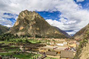 Perulu Köyü arasında And Dağları'nın eteklerinde yüksek gözükeceksin dar bir plato üzerinde yer alır.
