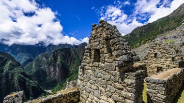 İn Antik Inca şehir, Machu Picchu Harabeleri güzel Urubamba Nehri çalkantılı sular And Dağları'nın yamaçlarında yer almaktadır.