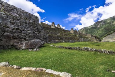 İn Antik Inca şehir, Machu Picchu Harabeleri güzel Urubamba Nehri çalkantılı sular And Dağları'nın yamaçlarında yer almaktadır.