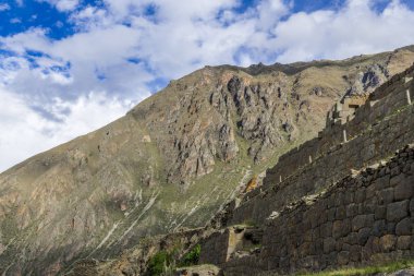 İn Antik Inca şehir, Machu Picchu Harabeleri güzel Urubamba Nehri çalkantılı sular And Dağları'nın yamaçlarında yer almaktadır.