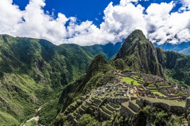 İn Antik Inca şehir, Machu Picchu Harabeleri güzel Urubamba Nehri çalkantılı sular And Dağları'nın yamaçlarında yer almaktadır.