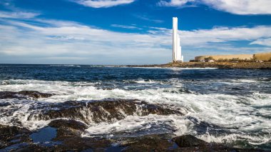Tenerife adanın batı kıyısında büyük bir beyaz modern deniz feneri Atlantik okyanusunda gemilerin sinyalleri verir.