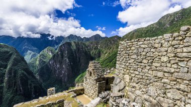 İn Antik Inca şehir, Machu Picchu Harabeleri güzel Urubamba Nehri çalkantılı sular And Dağları'nın yamaçlarında yer almaktadır.