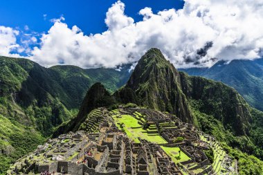 İn Antik Inca şehir, Machu Picchu Harabeleri güzel Urubamba Nehri çalkantılı sular And Dağları'nın yamaçlarında yer almaktadır.