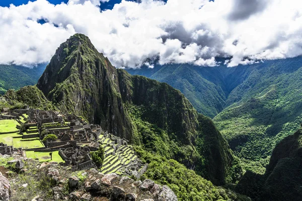 Reruntuhan Kota Kuno Inka Machu Picchu Terletak Dengan Indah Lereng — Stok Foto