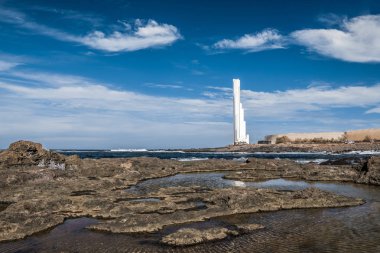 Tenerife adanın batı kıyısında büyük bir beyaz modern deniz feneri Atlantik okyanusunda gemilerin sinyalleri verir.