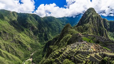 İn Antik Inca şehir, Machu Picchu Harabeleri güzel Urubamba Nehri çalkantılı sular And Dağları'nın yamaçlarında yer almaktadır.