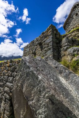 İn Antik Inca şehir, Machu Picchu Harabeleri güzel Urubamba Nehri çalkantılı sular And Dağları'nın yamaçlarında yer almaktadır.