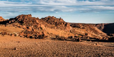 Günbatımı son ışınları Tenerife adasında Teide Yanardağı eteklerinde ay manzara aydınlatmak.