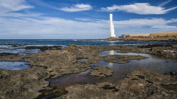 Tenerife adanın batı kıyısında büyük bir beyaz modern deniz feneri Atlantik okyanusunda gemilerin sinyalleri verir.
