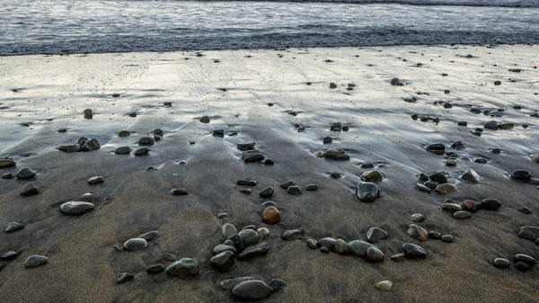Pedras Praia Areia Vulcânica Preta Após Maré Baixa Costa Tenerife — Fotografia de Stock