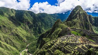 İn Antik Inca şehir, Machu Picchu Harabeleri güzel Urubamba Nehri çalkantılı sular And Dağları'nın yamaçlarında yer almaktadır.