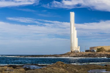 Tenerife adanın batı kıyısında büyük bir beyaz modern deniz feneri Atlantik okyanusunda gemilerin sinyalleri verir.