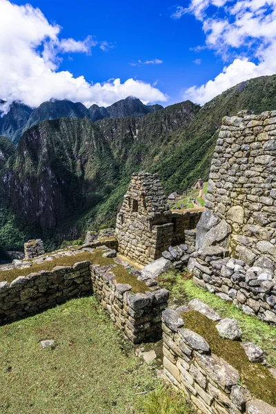 İn Antik Inca şehir, Machu Picchu Harabeleri güzel Urubamba Nehri çalkantılı sular And Dağları'nın yamaçlarında yer almaktadır.