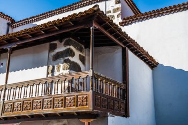 Tenerife adasında Vilaflor köyünde kırsal bir evin ikinci katında küçük İspanyol balkon.