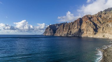 Atlantik Okyanusu 'nun köpüklü dalgalar Tenerife adanın kayalık sahil yıkamak.