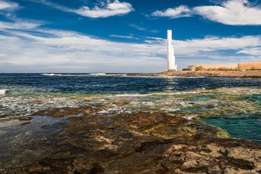 Tenerife adanın batı kıyısında büyük bir beyaz modern deniz feneri Atlantik okyanusunda gemilerin sinyalleri verir.