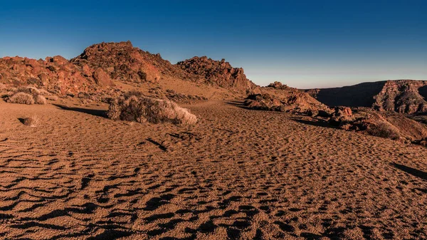 Poslední Paprsky Zapadajícího Slunce Osvětluje Měsíční Krajinu Úpatí Sopky Teide — Stock fotografie
