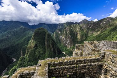 İn Antik Inca şehir, Machu Picchu Harabeleri güzel Urubamba Nehri çalkantılı sular And Dağları'nın yamaçlarında yer almaktadır.