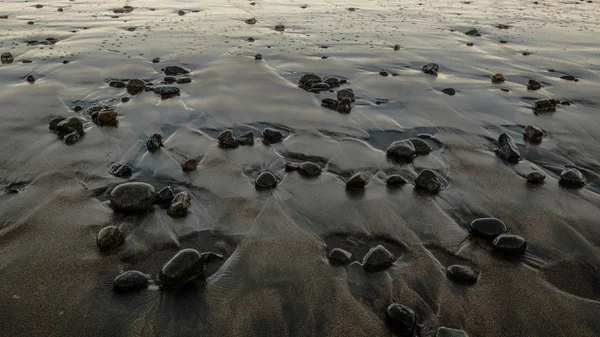 Камни Пляже Черного Вулканического Песка После Отлива Побережье Тенерифе — стоковое фото