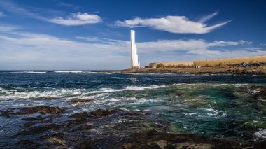 Tenerife adanın batı kıyısında büyük bir beyaz modern deniz feneri Atlantik okyanusunda gemilerin sinyalleri verir.