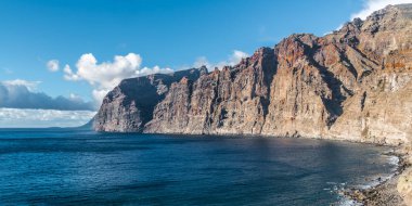 Atlantik Okyanusu 'nun köpüklü dalgalar Tenerife adanın kayalık sahil yıkamak.