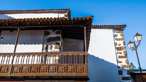 Tenerife adasında Vilaflor köyünde kırsal bir evin ikinci katında küçük İspanyol balkon.