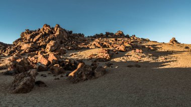 Günbatımı son ışınları Tenerife adasında Teide Yanardağı eteklerinde ay manzara aydınlatmak.