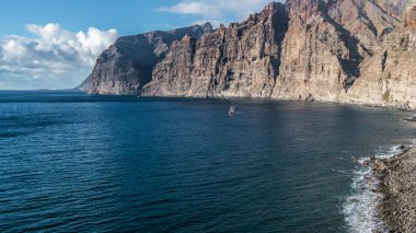 Atlantik Okyanusu 'nun köpüklü dalgalar Tenerife adanın kayalık sahil yıkamak.