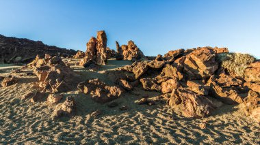 Günbatımı son ışınları Tenerife adasında Teide Yanardağı eteklerinde ay manzara aydınlatmak.