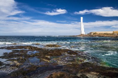 Tenerife adanın batı kıyısında büyük bir beyaz modern deniz feneri Atlantik okyanusunda gemilerin sinyalleri verir.