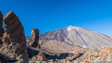 Tenerife adasında Teide yanardağının eteklerinde plato üzerinde kayalıklar ve kum tepeleri ile Lunar manzaralar.