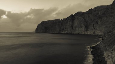 Atlantik Okyanusu 'nun köpüklü dalgalar Tenerife adanın kayalık sahil yıkamak.