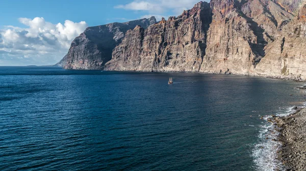 Atlantik Okyanusu 'nun köpüklü dalgalar Tenerife adanın kayalık sahil yıkamak.