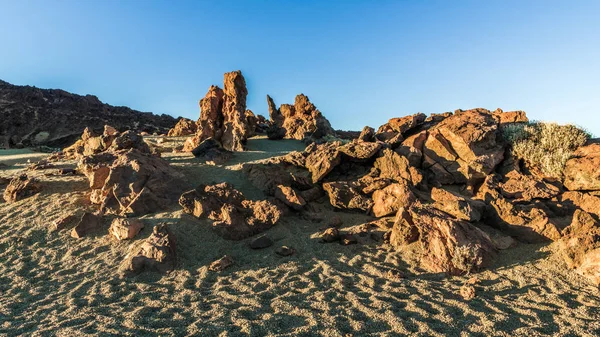 Günbatımı son ışınları Tenerife adasında Teide Yanardağı eteklerinde ay manzara aydınlatmak.