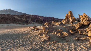 Günbatımı son ışınları Tenerife adasında Teide Yanardağı eteklerinde ay manzara aydınlatmak.