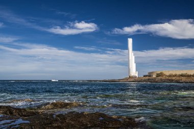 Tenerife adanın batı kıyısında büyük bir beyaz modern deniz feneri Atlantik okyanusunda gemilerin sinyalleri verir.