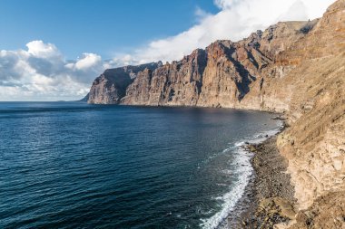 Atlantik Okyanusu 'nun köpüklü dalgalar Tenerife adanın kayalık sahil yıkamak.