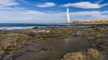 Tenerife adanın batı kıyısında büyük bir beyaz modern deniz feneri Atlantik okyanusunda gemilerin sinyalleri verir.