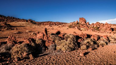 Günbatımı son ışınları Tenerife adasında Teide Yanardağı eteklerinde ay manzara aydınlatmak.