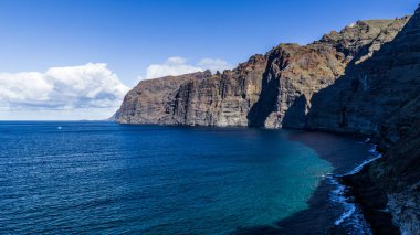Atlantik Okyanusu 'nun köpüklü dalgalar Tenerife adanın kayalık sahil yıkamak.